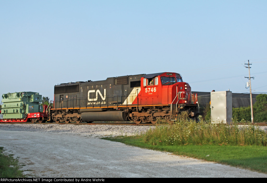 CN 5746 gets L510 rolling back to Shops